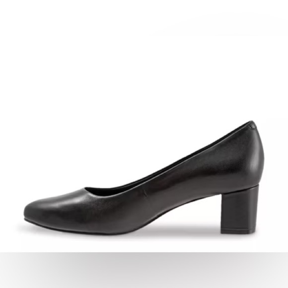 Trotters Shoes - Trotters Kari Black Leather Block Pumps